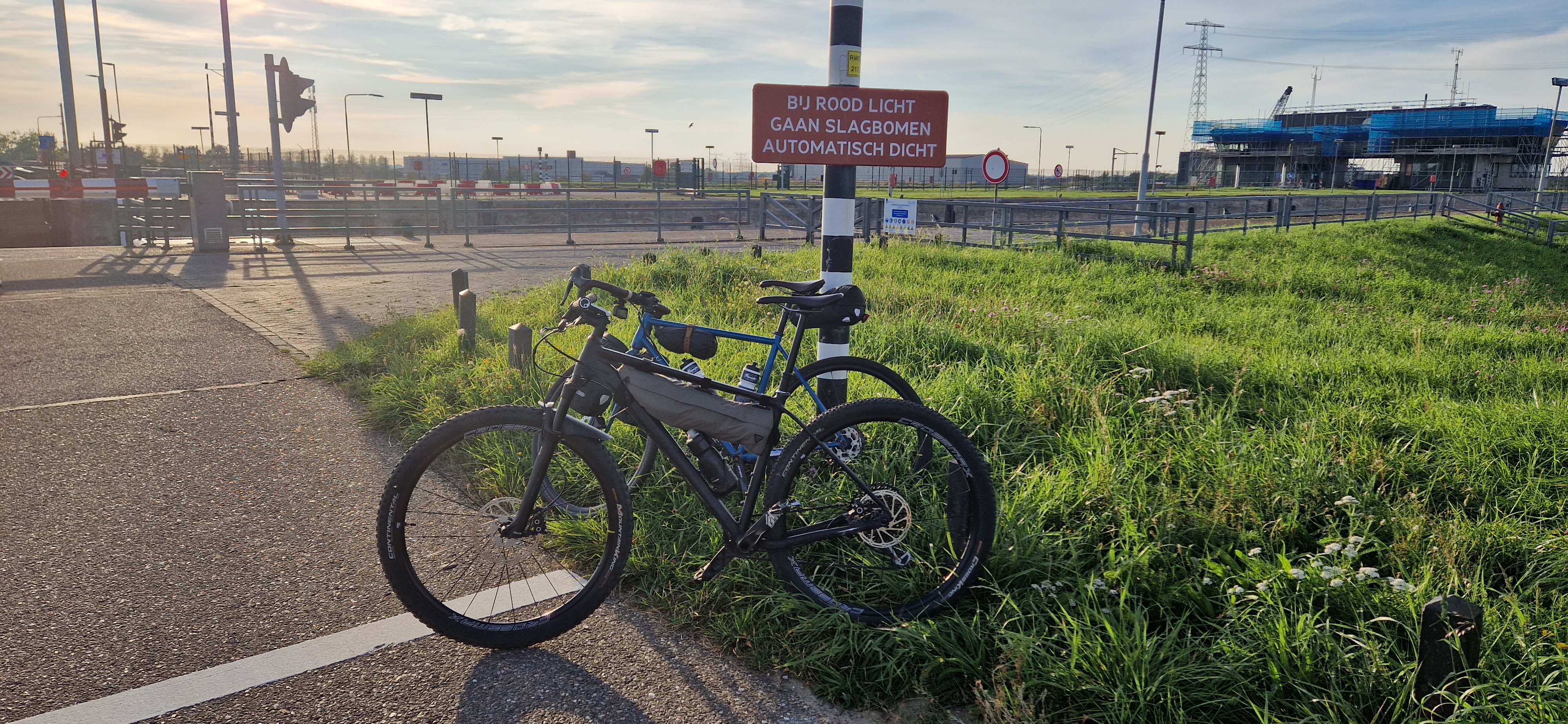 Es wird Abend and der Schranke der Schleuse Placeholder