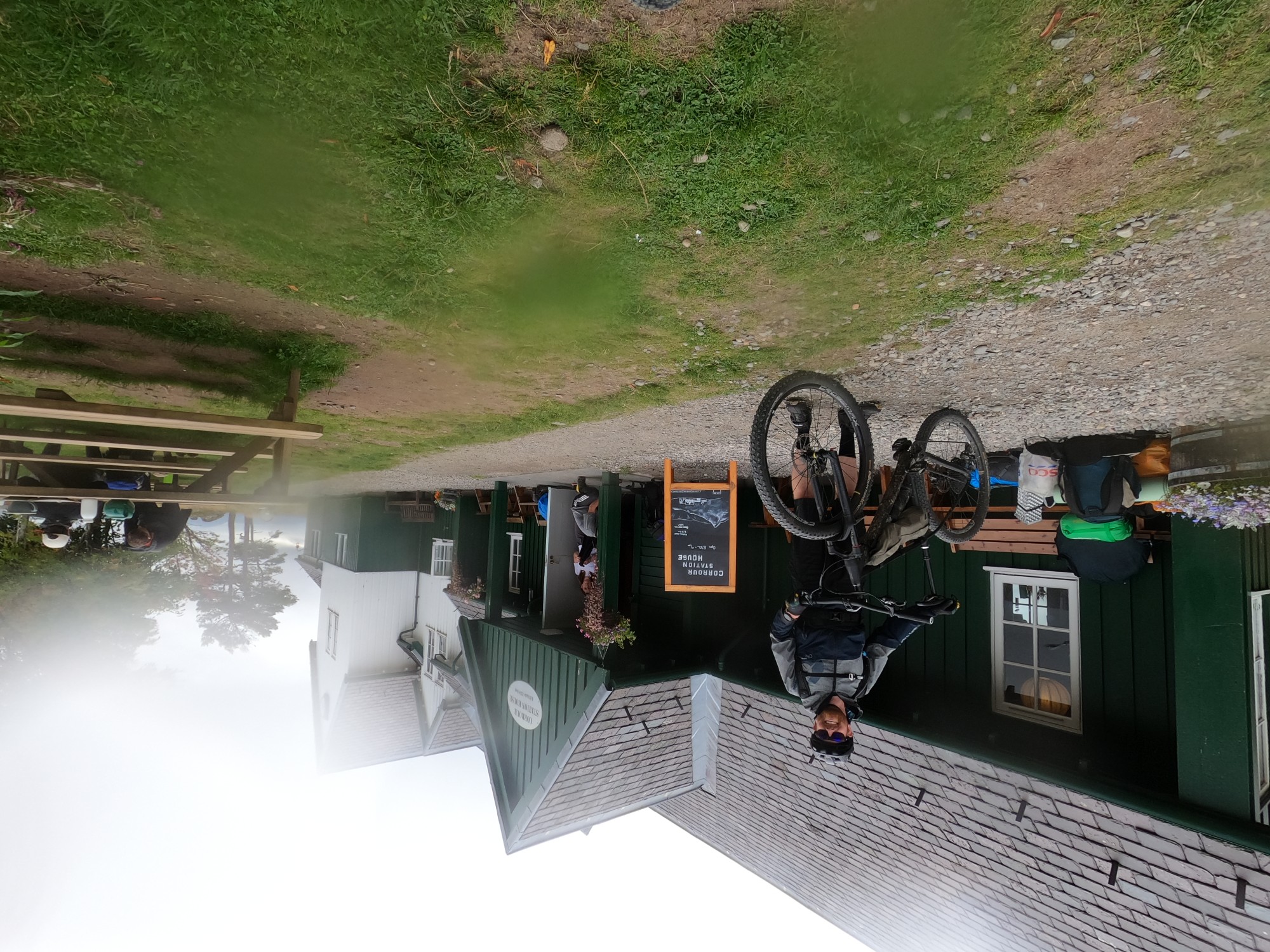 Corrur Station mit Restaurant Placeholder